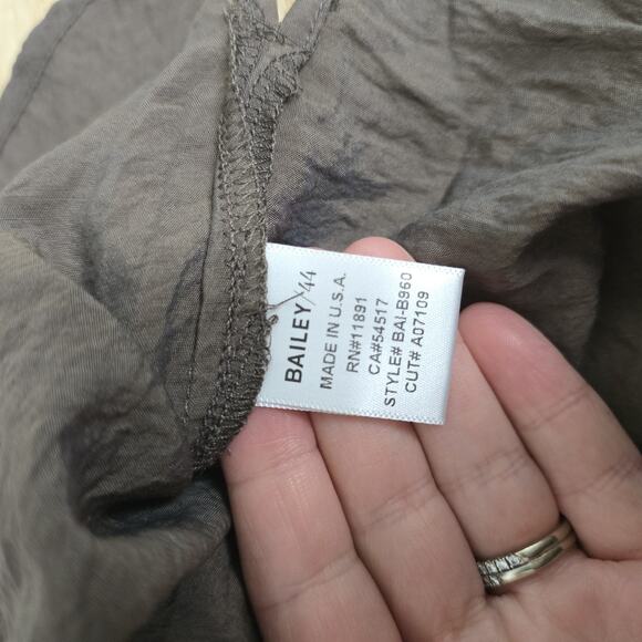 NWT Bailey 44 Halter Top Womens Medium Taupe Keyhole Lightweight Crinkle Tank - Picture 4 of 11